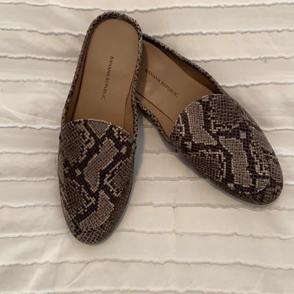 Banana Republic snakeskin slides / size 6